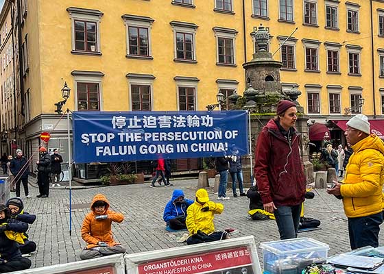 Image for article Швеция. Распространение информации о Фалунь Дафа во время осенних мероприятий в Стокгольме