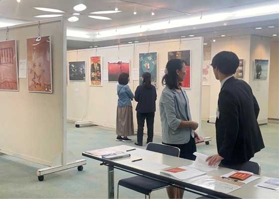 Image for article Избранные должностные лица и обычные граждане Японии поддерживают выставку плакатов в Осаке