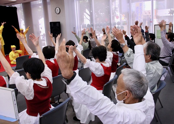 Image for article Япония. Зрители праздничных мероприятий в Хиросиме приветствуют Фалунь Дафа