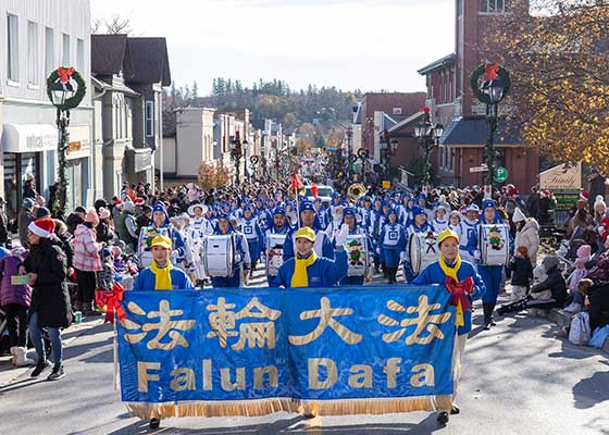 Image for article Торонто, Канада. Яркие выступления духового оркестра Тянь Го на трёх Рождественских парадах