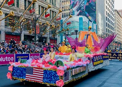 Image for article Чикаго, США. Фалунь Дафа сияет на параде в честь Дня благодарения