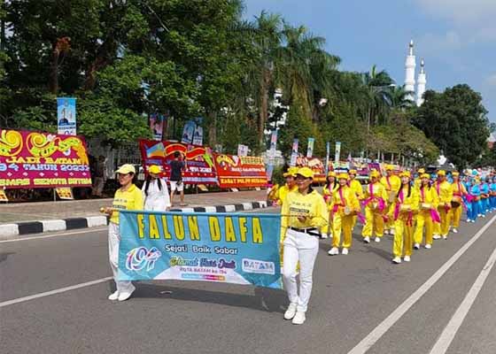 Image for article Батам, Индонезия. Практикующие Фалунь Дафа приняли участие в параде культур и получили четыре награды (видео)