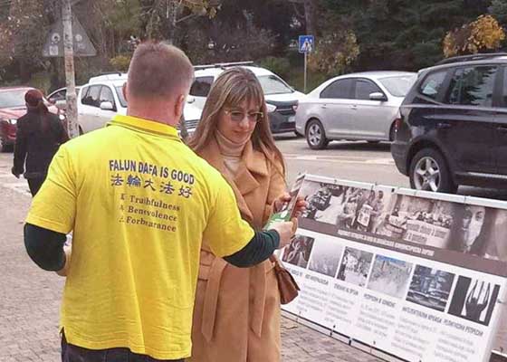 Image for article Болгария. На мероприятии, посвящённом Дню прав человека, люди подписывают петицию, призывающую прекратить преследование