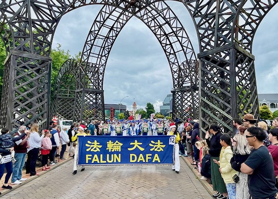 Image for article Новая Зеландия. Практикующие Фалунь Дафа получили главный приз за участие в местном Рождественском параде