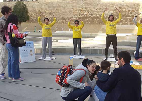 Image for article Никосия, Кипр. В Международный день прав человека практикующие информировали людей о преследовании Фалунь Дафа в Китае