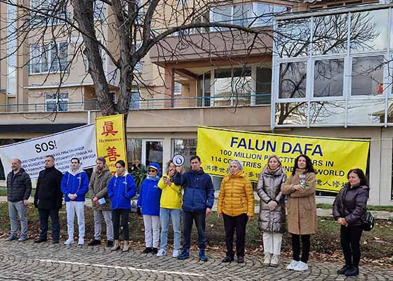 Image for article Болгария. Во время мирной акции протеста люди осуждают преследование Фалунь Дафа