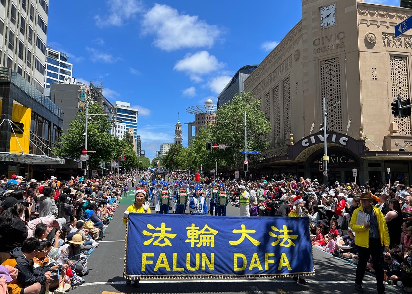 Image for article Окленд, Новая Зеландия. Зрители высоко оценили принципы Фалунь Дафа во время трёх Рождественских парадов