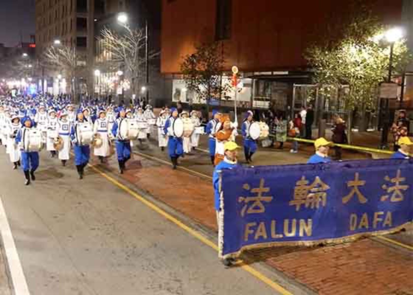 Image for article Пенсильвания, США. Зрители парада в Филадельфии высоко оценили богатое культурное наследие Китая, которое представили практикующие Фалунь Дафа