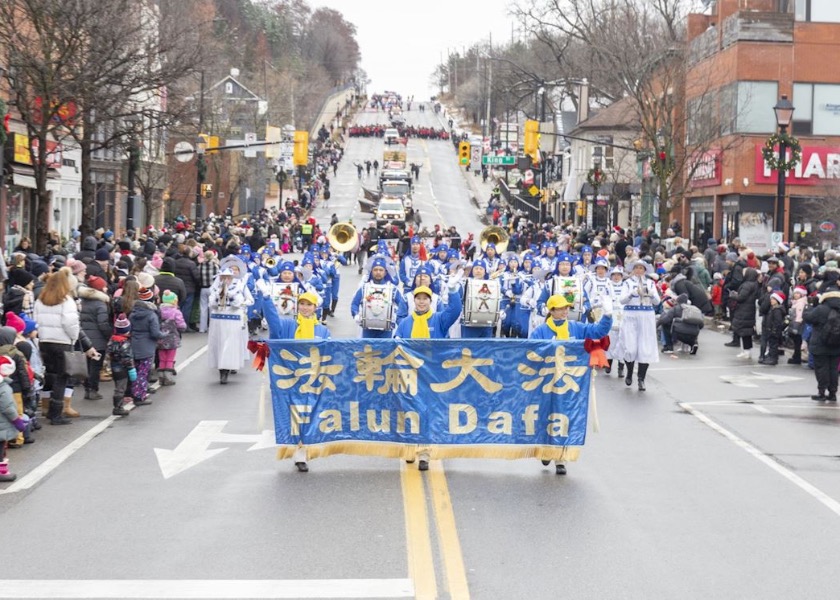 Image for article Торонто, Канада. Принципы Фалунь Дафа оказывают положительное влияние на зрителей во время трёх Рождественских парадов