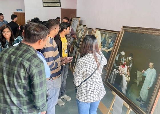 Image for article Нагпур, Индия. Официальные лица дают высокую оценку Фалунь Дафа во время проведения первой международной художественной выставки «Искусство Чжэнь Шань Жэнь»