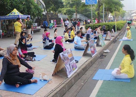 Image for article Индонезия. Люди приветствовали Фалунь Дафа во время «Дня без автомобилей» в Джакарте словами: «Мы нуждаемся в Истине, Доброте, Терпении»