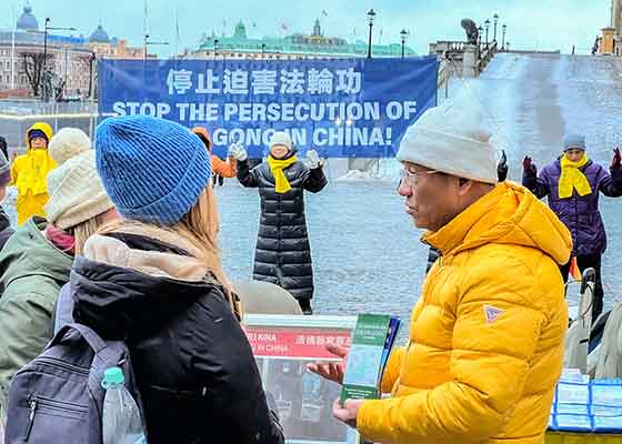 Image for article Стокгольм, Швеция. Практикующие Фалунь Дафа провели мероприятия с целью разоблачить жестокое преследование в Китае