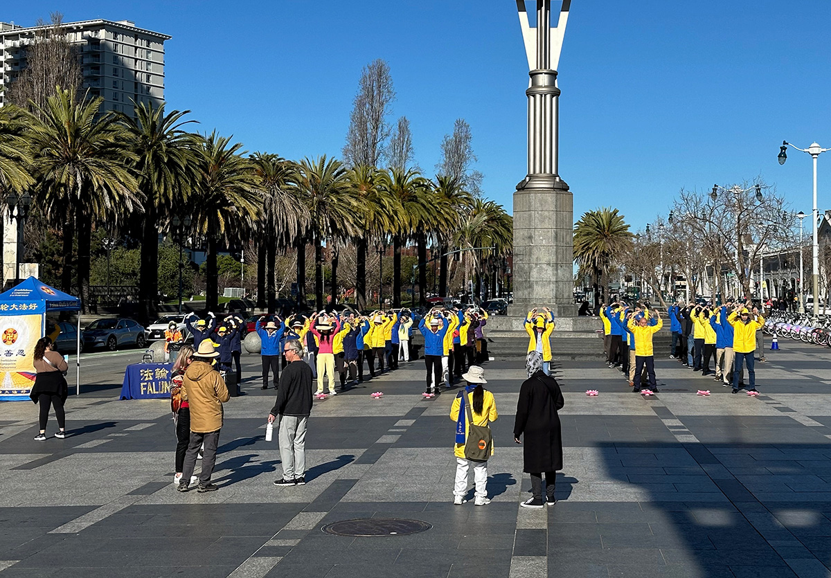 Image for article Калифорния, США. Во время проведения мероприятия в Сан-Франциско люди проявляли интерес к изучению Фалунь Дафа