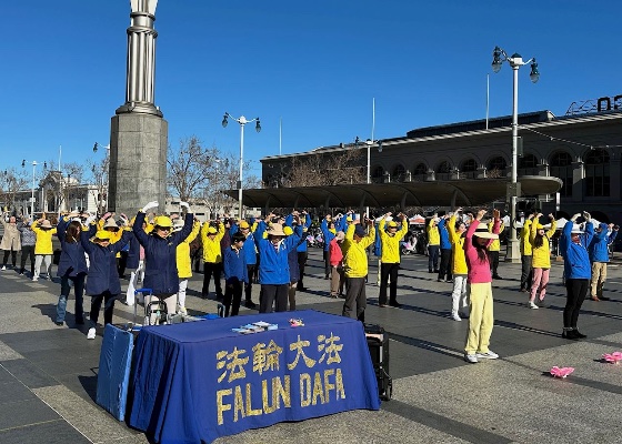 Image for article Сан-Франциско. Практикующие Фалунь Дафа поздравляют Учителя с китайским Новым годом (видео)
