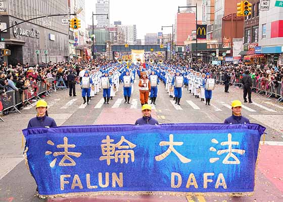 Image for article Флашинг, Нью-Йорк, США. Зрители высоко оценили колонну практикующих Фалунь Дафа на параде, посвящённом китайскому Новому году
