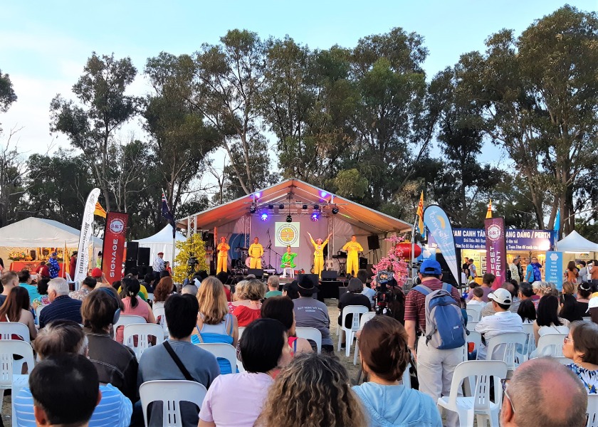 Image for article Перт, Австралия. Представление Фалунь Дафа во время празднования китайского Нового года