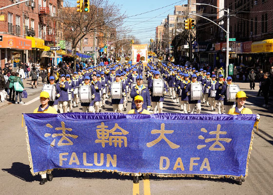 Image for article Бруклин, Нью-Йорк, США. Большой парад отмечает событие выхода 426 миллионов китайцев из рядов КПК