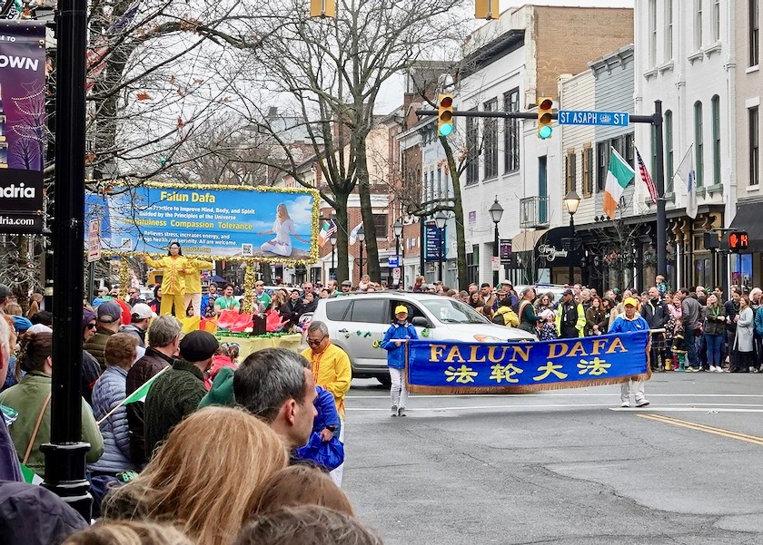 Image for article Вашингтон, США. Фалунь Дафа тепло приветствовали на параде в честь Дня святого Патрика