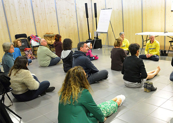 Image for article Жители Западной Франции тепло приняли Фалунь Дафа на выставке здоровья и в доме престарелых
