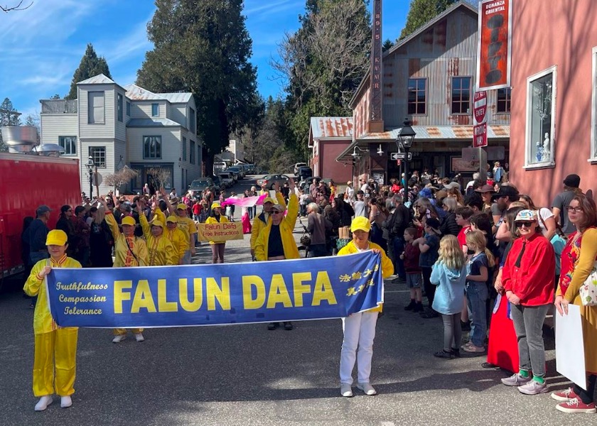 Image for article Калифорния, США. Жители Невада-Сити приветствовали Фалунь Дафа на праздновании китайского Нового года