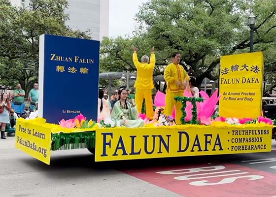 Image for article Хьюстон, штат Техас, США. Фалунь Дафа приветствуют на параде, посвящённом Дню святого Патрика