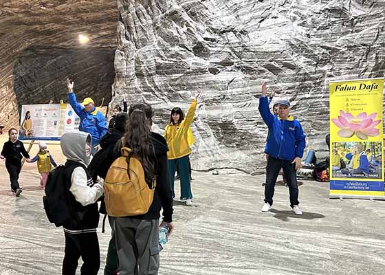 Image for article Жители Румынии дают высокую оценку Фалунь Дафа во время мероприятия в соляной шахте Окнеле Мари
