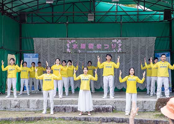 Image for article Япония. Презентация Фалунь Дафа во время праздника цветения сакуры