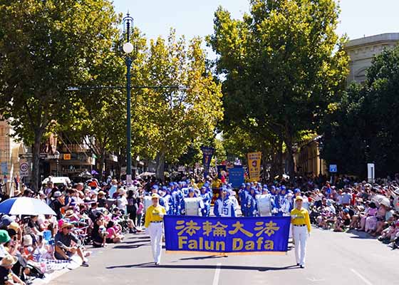 Image for article Бендиго, Австралия. Практикующие Фалунь Дафа приняли участие в Пасхальном гала-параде
