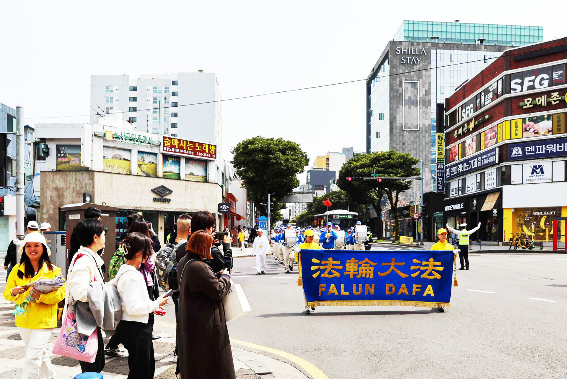 Image for article Остров Чеджу, Южная Корея. Местные жители и туристы узнают о Фалунь Дафа