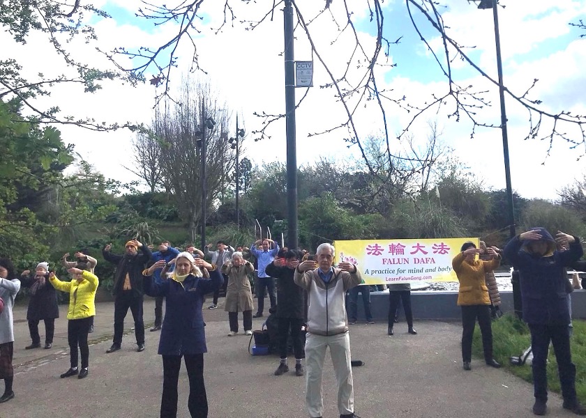 Image for article Великобритания. Людей поразило спокойствие практикующих Фалунь Дафа во время мероприятия в парке восточного Лондона