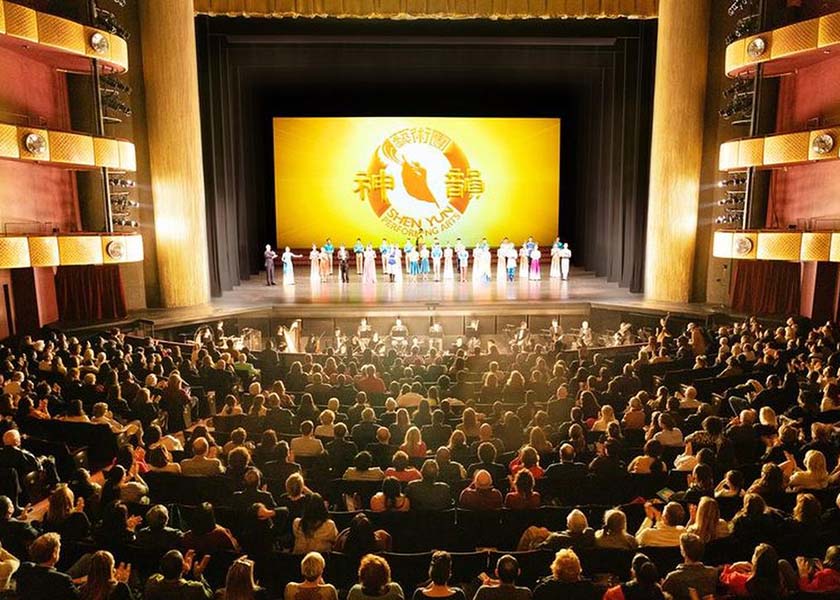 Image for article Афины: Президент компании глубоко тронут представлением Shen
Yun: «Действительно превосходно, очень эмоционально»
(фтография)