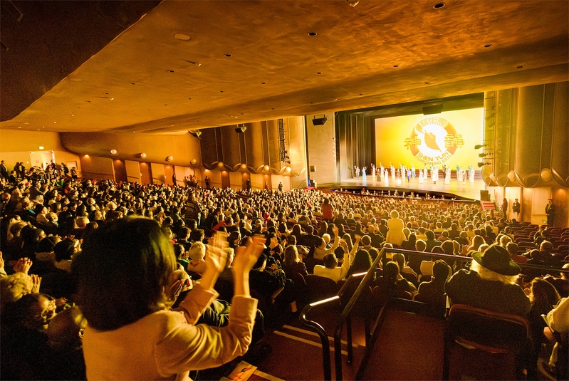 Американские любители театра приветствуют новую программу Shen Yun 2025