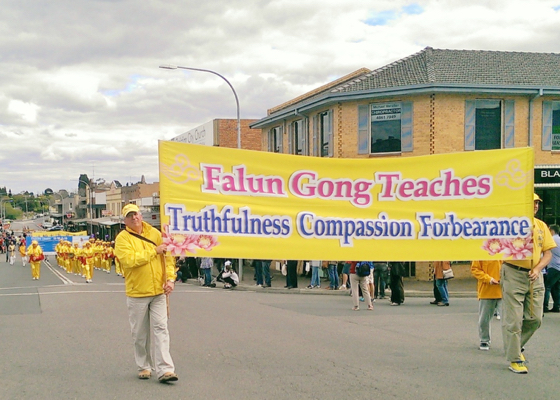 Image for article Боурал, Австралия. Фалуньгун тепло встретили во время ежегодного парада в честь Фестиваля тюльпанов