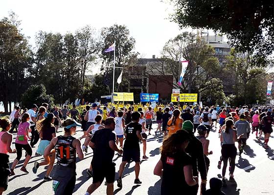 Image for article Сидней, Австралия. Участники ежегодного марафона «Из города к волнам» получили возможность познакомиться с Фалуньгун