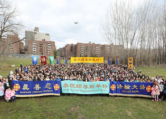 Image for article Нью-Йорк. Практикующие Фалуньгун шлют новогодние поздравления основателю Фалуньгун, Учителю Ли Хунчжи 