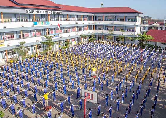 Image for article Восемьсот учеников старших классов Индонезии обучаются Фалуньгун