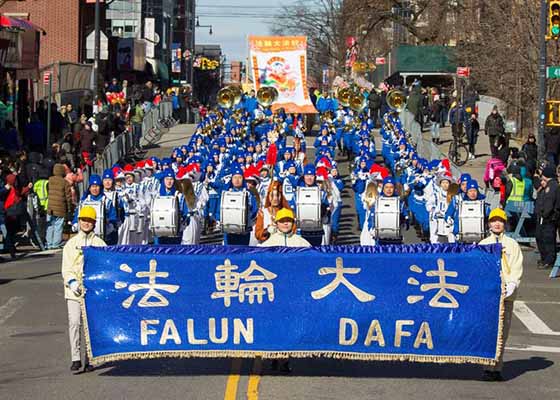 Image for article Группа Фалуньгун приняла участие в параде во Флашинге (Нью-Йорк), посвящённом китайскому Новому году. Один из зрителей сказал: «Они представляют традиционную китайскую культуру и настоящий Китай»