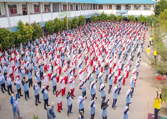 Image for article Индонезия. 500 учеников и учителей средней школы изучают упражнения Фалуньгун