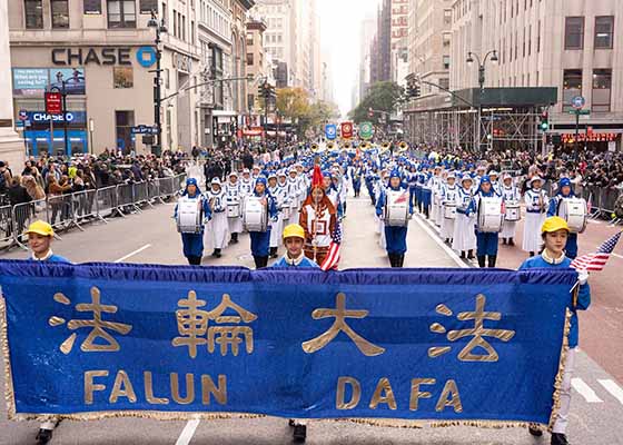 Image for article Зрители наслаждаются традиционной китайской культурой во время парада в Нью-Йорке, посвящённого Дню ветеранов
