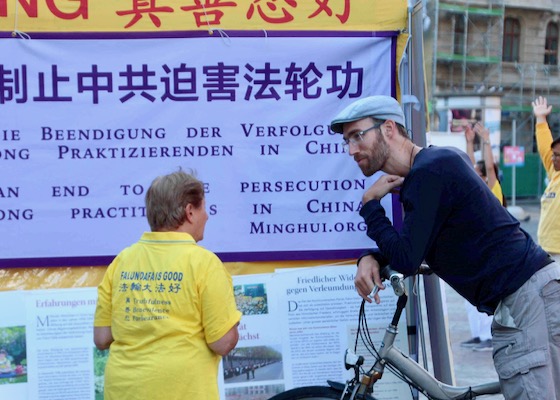 Image for article Швейцария. Люди выражают поддержку и благодарность практикующим Фалунь Дафа во время мероприятий, прошедших в трёх городах