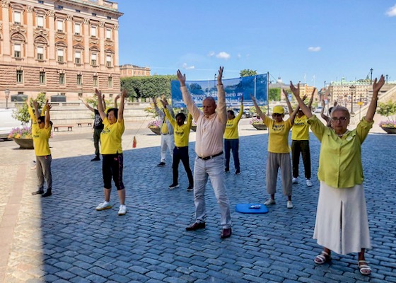 Image for article Швеция. Люди искренне поддерживают практикующих Фалуньгун: «Мы не можем молчать. Мы должны говорить открыто!» 