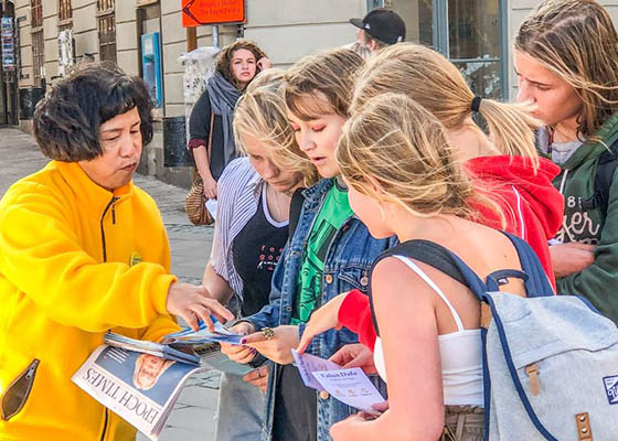 Image for article Швеция. Практикующие провели мероприятие возле здания парламента, чтобы рассказать людям правдивые факты о Фалуньгун