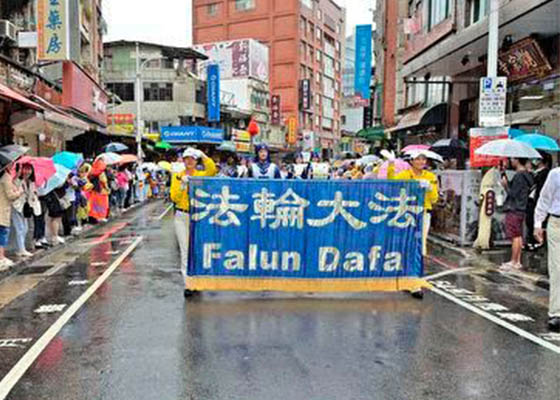 Image for article Тайвань. Выступление практикующих Фалунь Дафа на местном параде трогает сердца людей