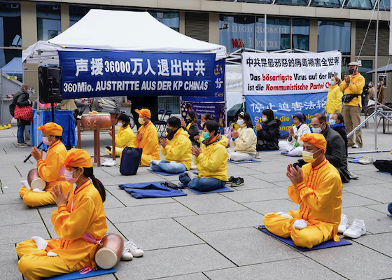 Image for article Франкфурт, Германия. Митинг в поддержку более 360 миллионов китайцев, вышедших из компартии Китая и принадлежащих ей организаций 