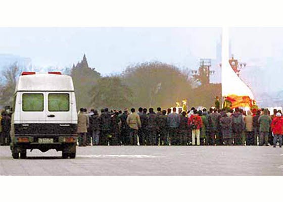 Image for article Очевидец вспоминает инцидент «самосожжения» на площади Тяньаньмэнь