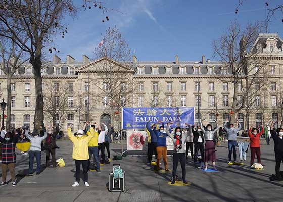 Image for article Франция. Парижане узнают о Фалунь Дафа и осуждают преследование, осуществляемое компартией Китая