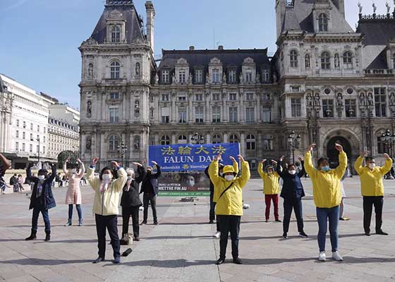 Image for article Франция. Люди выражают решительную поддержку Фалуньгун во время мероприятия на площади перед зданием мэрии в Париже
