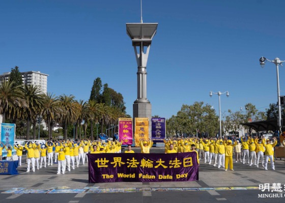 Image for article США, Калифорния. Практикующие Фалунь Дафа из Сан-Франциско проводят парад в честь Всемирного Дня Фалунь Дафа и поздравляют основателя Дафа с днём рождения