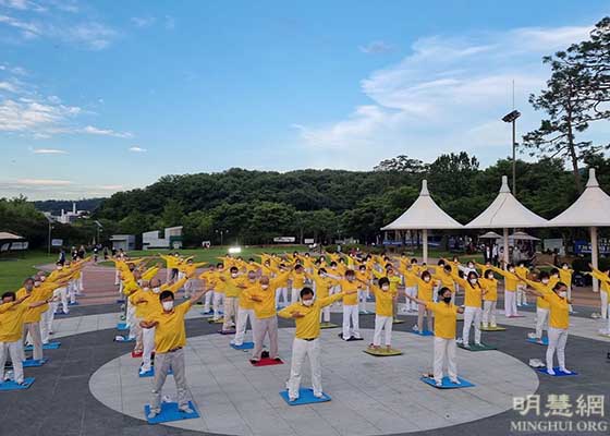 Image for article Южная Корея. Мероприятия, которые практикующие Фалуньгун провели во время пандемии, привлекли внимание людей к преследованию в Китае