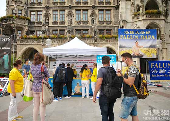 Image for article Германия. Практикующие Фалунь Дафа в Мюнхене провели мероприятие, чтобы привлечь внимание общественности к преследованию Фалуньгун компартией Китая